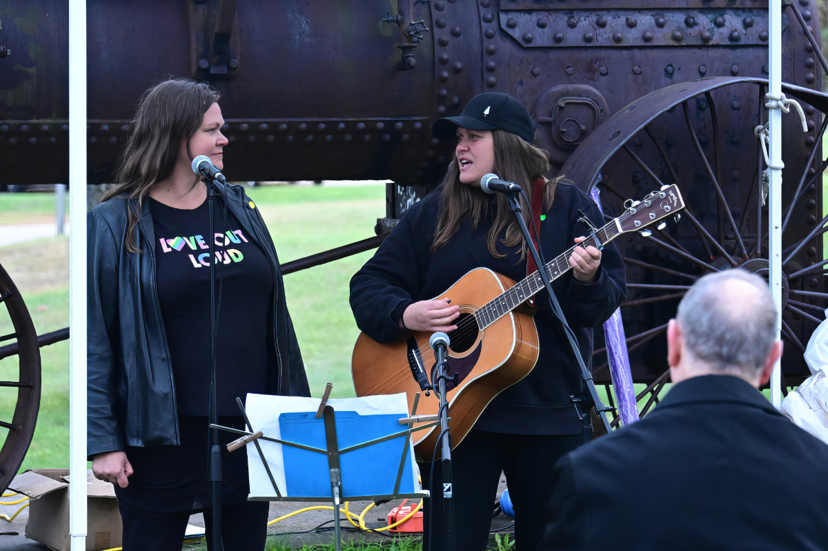Anna and Caitlin MacDonald 