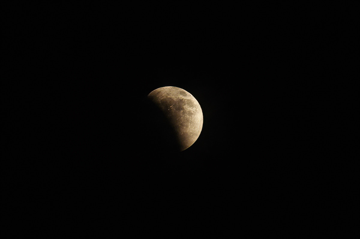 The penumbra progressed across the "face" of the moon, 