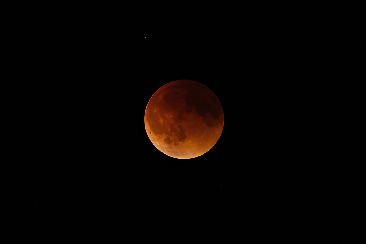 Light that has not been filtered by the earth's atmosphere starts to reach the lunar surface .